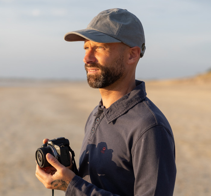 Homme portant une casquette baseball Mousqueton