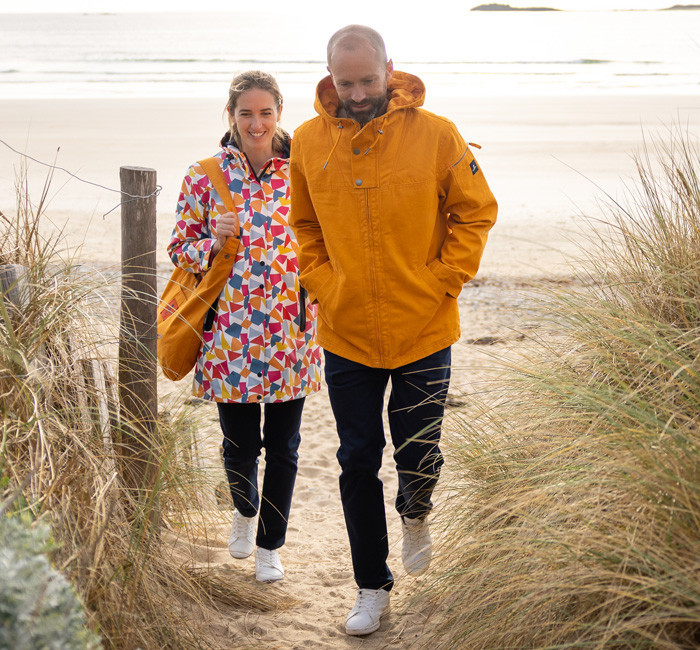 Homme portant une veste en toile safran et Femme portant un ciré multicolores tulipe Mousqueton