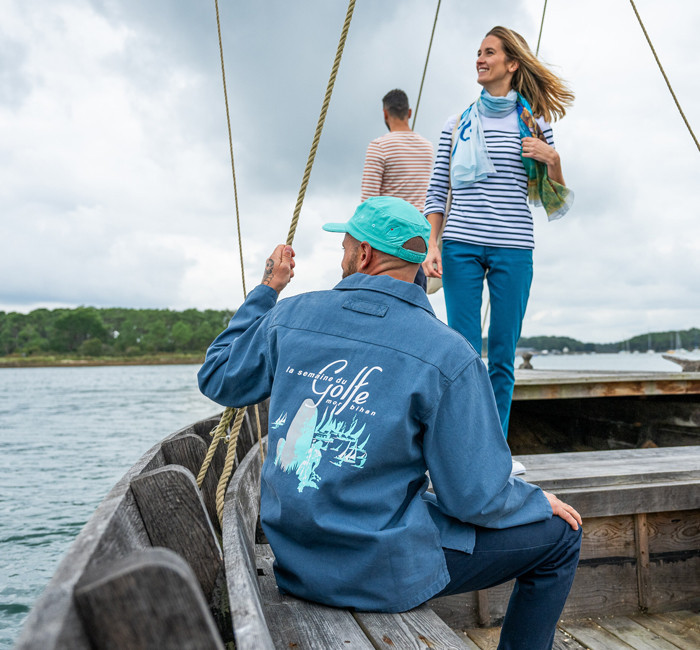 Homme portant une vareuse en toile grise Semaine du Golfe 
