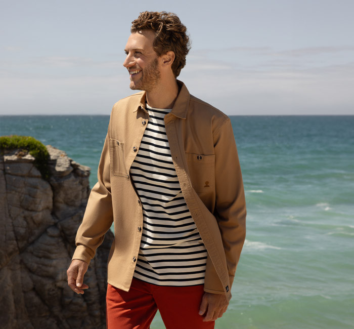 Homme portant une chemise beige à manches longues