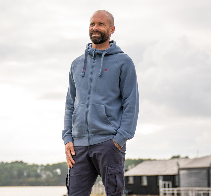 Man wearing a hooded sweatshirt Mousqueton