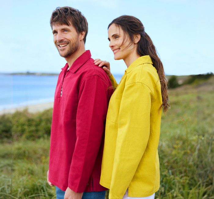 Homme portant une vareuse rouge et femme portant une vareuse jaune Mousqueton