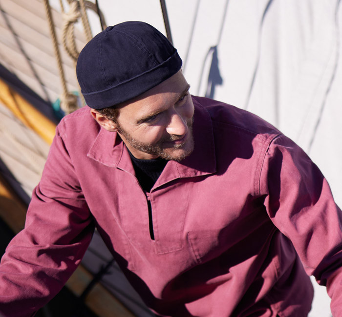 Homme portant un miki traditionnel marin Mousqueton