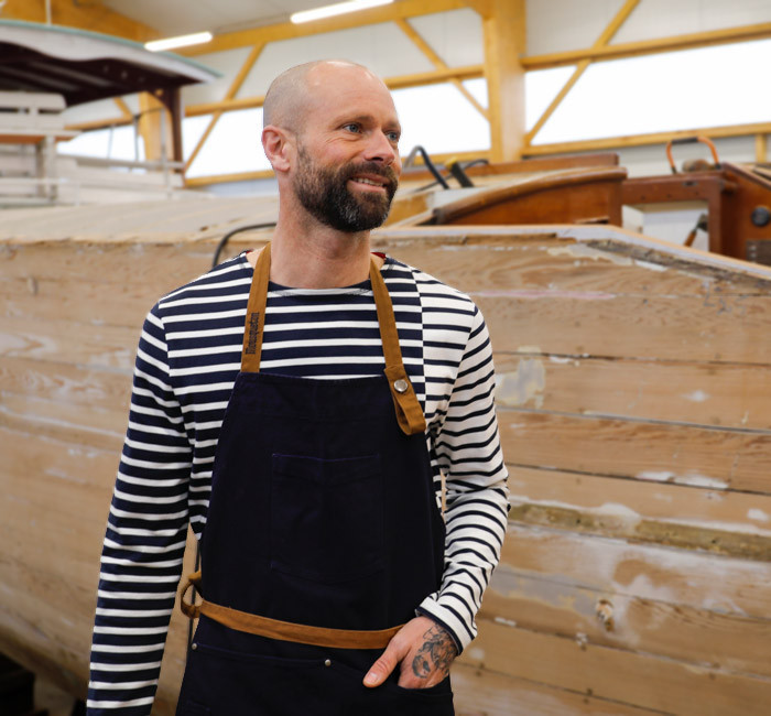 Homme avec un tablier en toile 