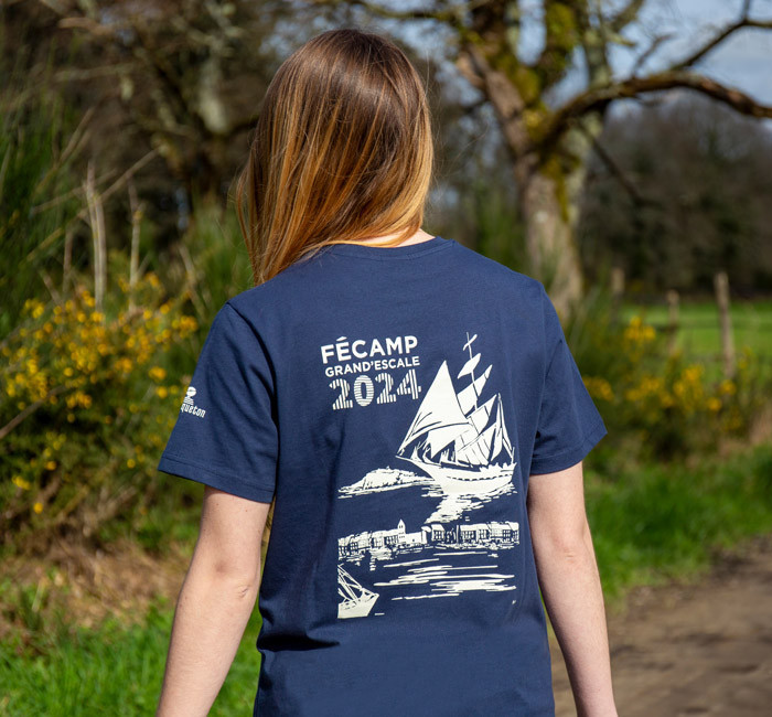 t-shirt bleu avec une impression d'un bateau au dos 