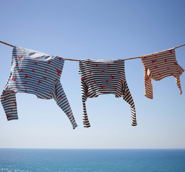 Femme portant une veste en toile canva à motifs fanions