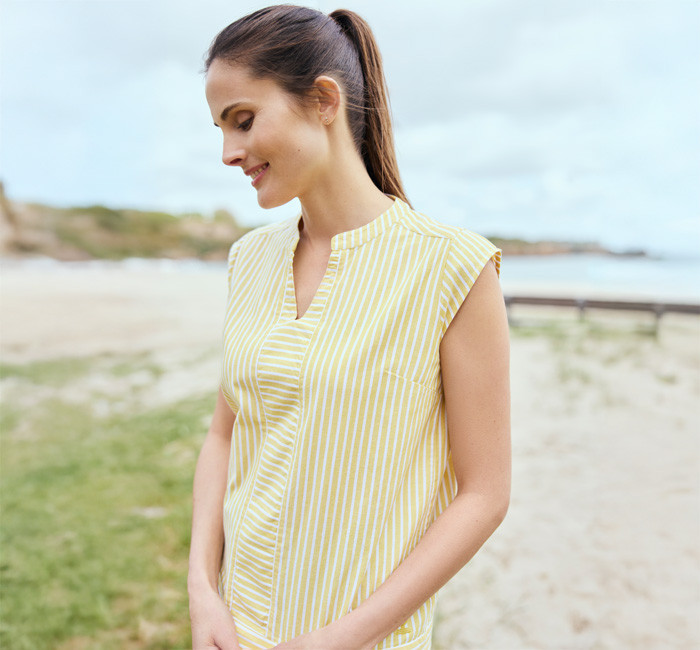 Femme portant une blouse rayée en chambray