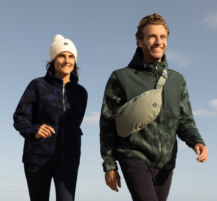 Femme et homme portant des vestes sherpa
