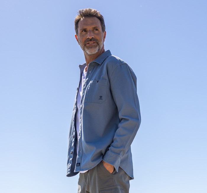 Homme portant une chemise en twill de coton