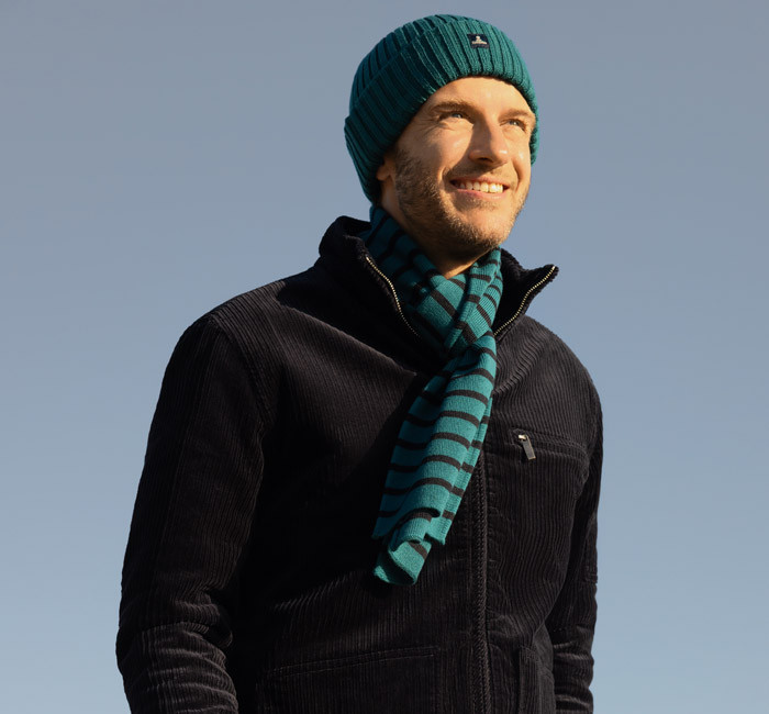 Homme portant un bonnet et une écharpe assortis