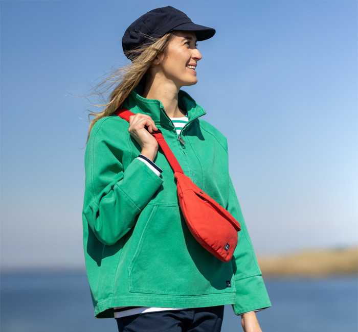 Femme portant un sac banane