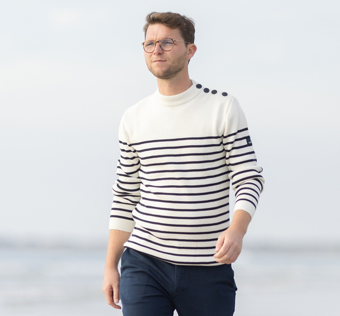 Homme portant un pull marin à rayures 