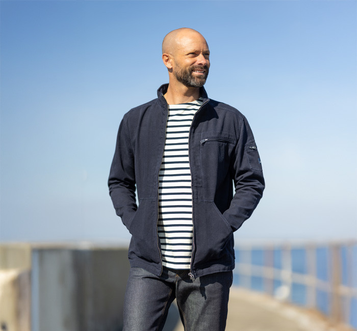 Homme portant une marinière et une veste en toile bleu marine Mousqueton