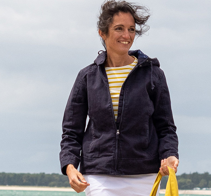 Femme portant une veste imperméable bleu marine Mousqueton