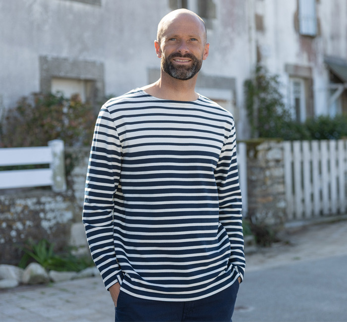 Homme portant une marinière beige et verte