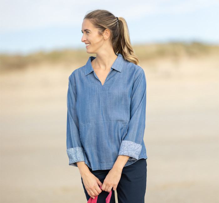 Femme portant une blouse col V en tencel