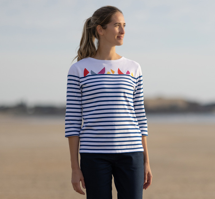 Femme portant une marinière traditionnelle avec des motifs