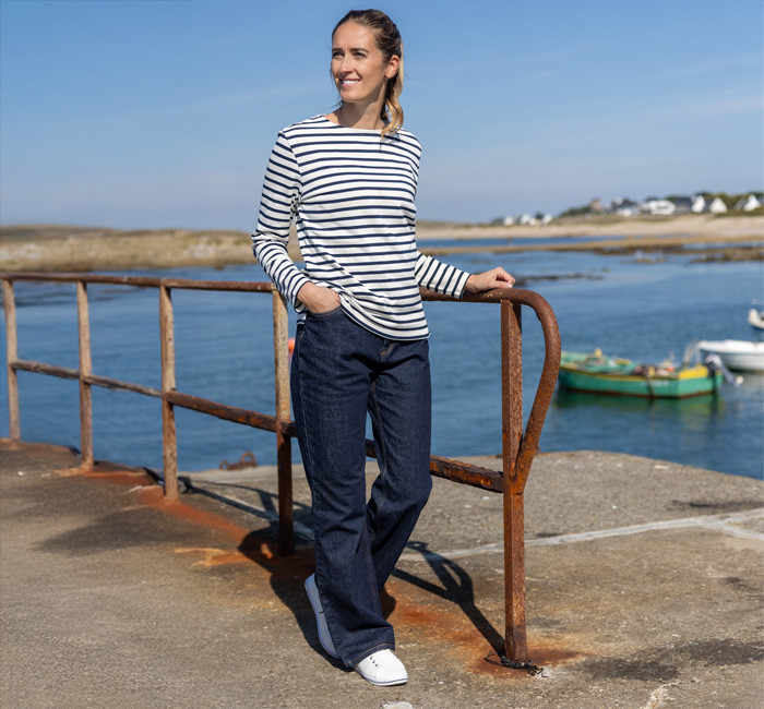 Femme portant un jean brut bleu marine made in France Mousqueton
