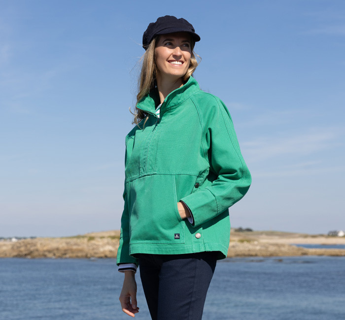 Femme portant une vareuse jaune