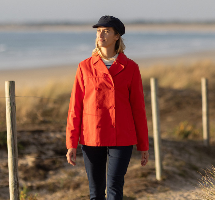 Femme portant une veste en toile zippée verte