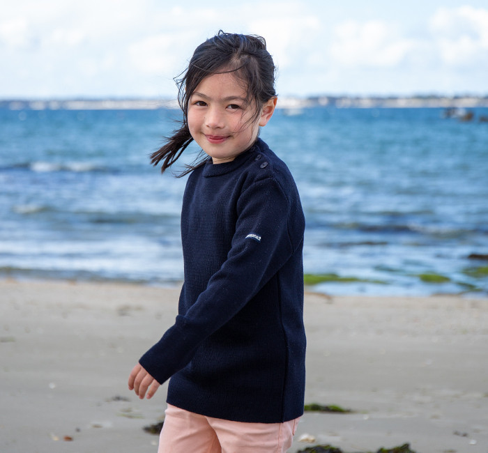 Enfant portant un pull marin bleu marine