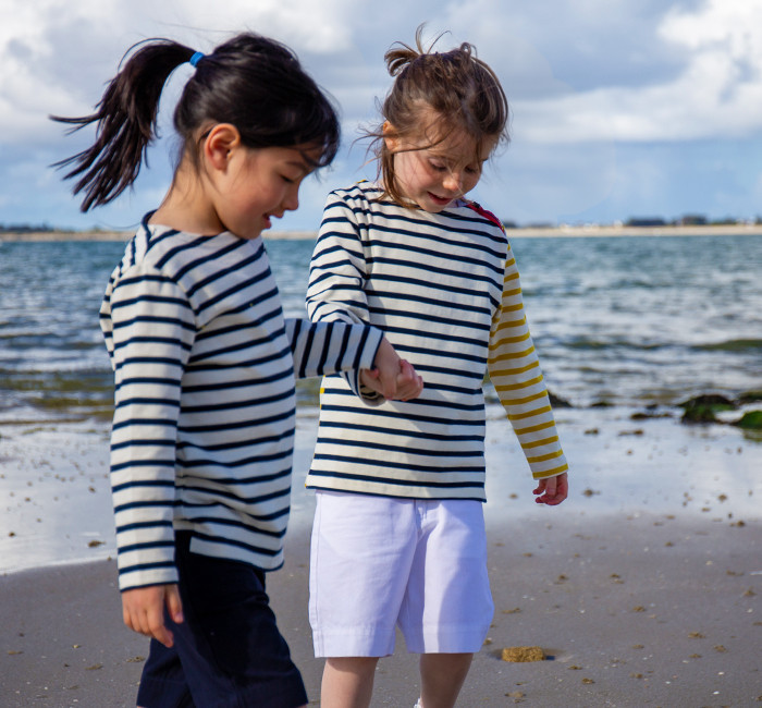 Enfants portant des marinières