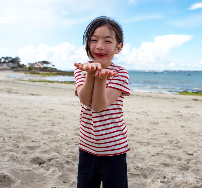 Enfant portant un t-shirt rayé en coton bio