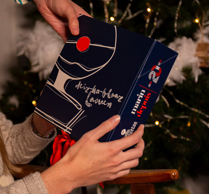 Boite cadeau avec un ruban rouge 