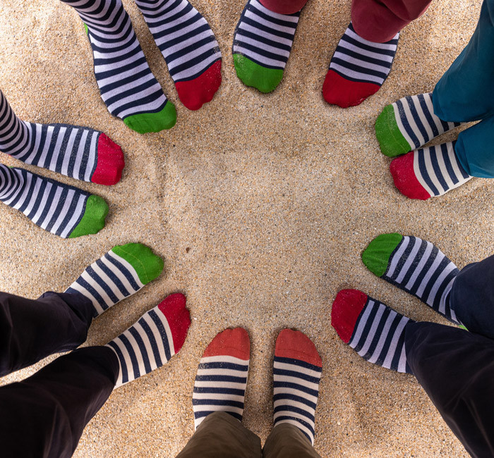 Chaussettes rayées dans le sable 