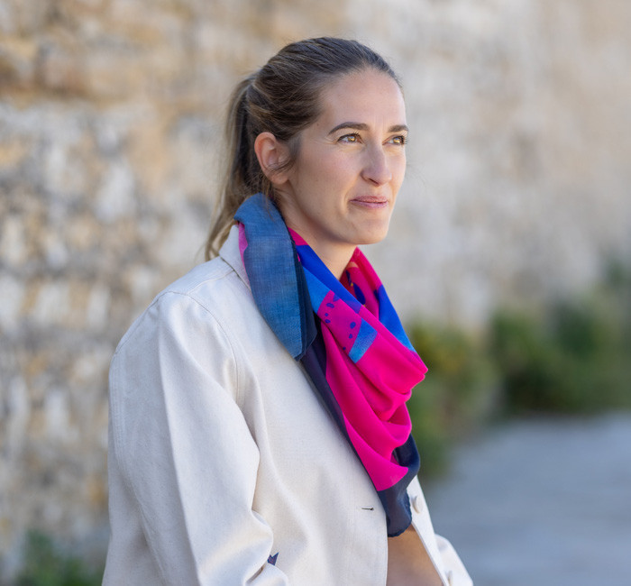 Woman wearing a scarf and a Mousqueton handbag