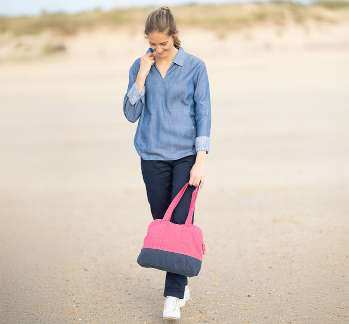 Femme portant un sac à main rose fuschia