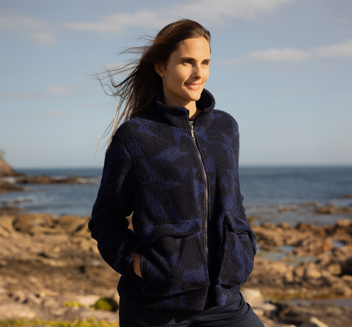 Femme portant une polaire sherpa à motifs
