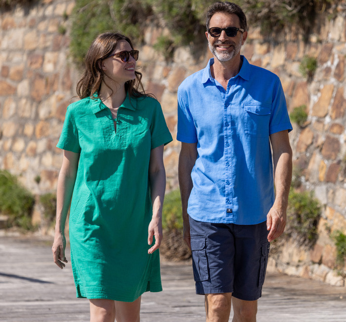 Homme portant une chemise en ramie blanche et femme portant une robe à motifs en ramie rose