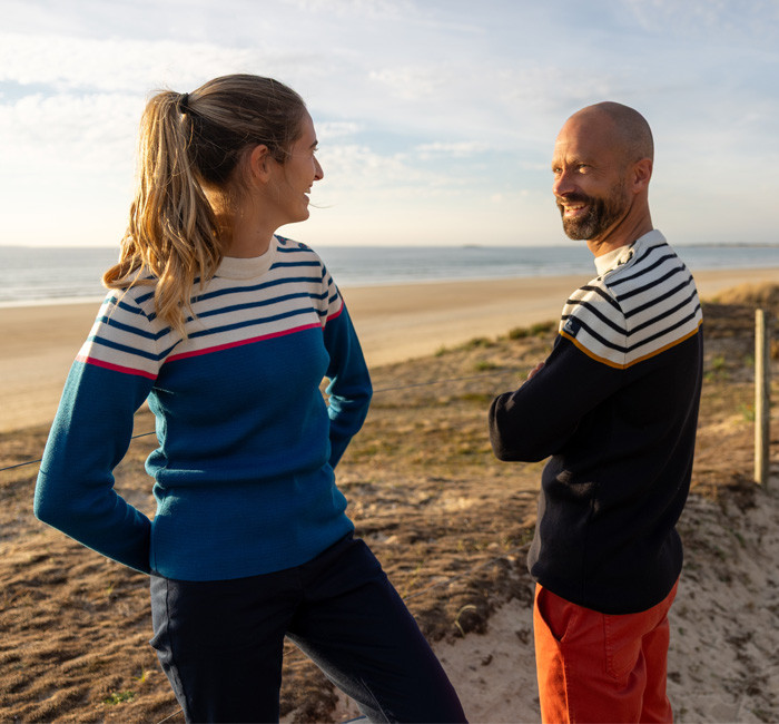 Femme et homme portant des pulls marins