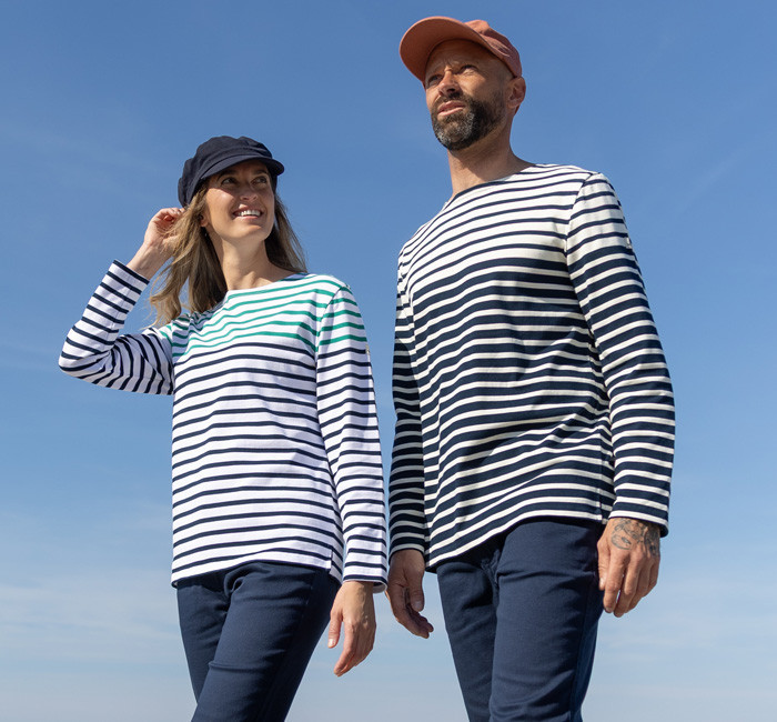 Homme et femme portant des marinières Mousqueton