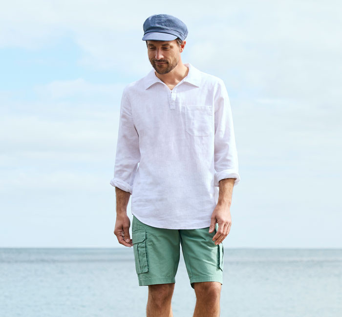 Homme portant un short bermuda en toile jaune