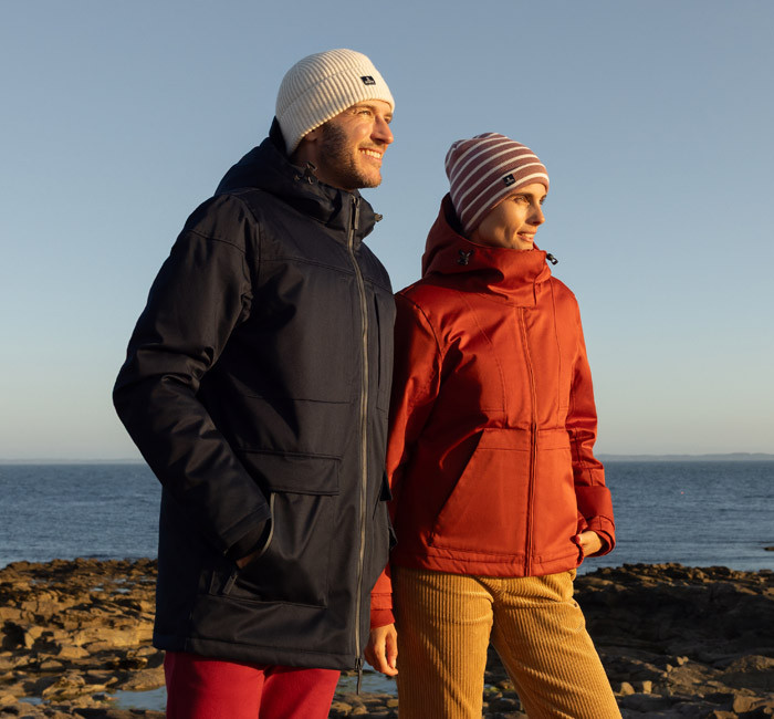Homme et femme portant des vestes d'hiver