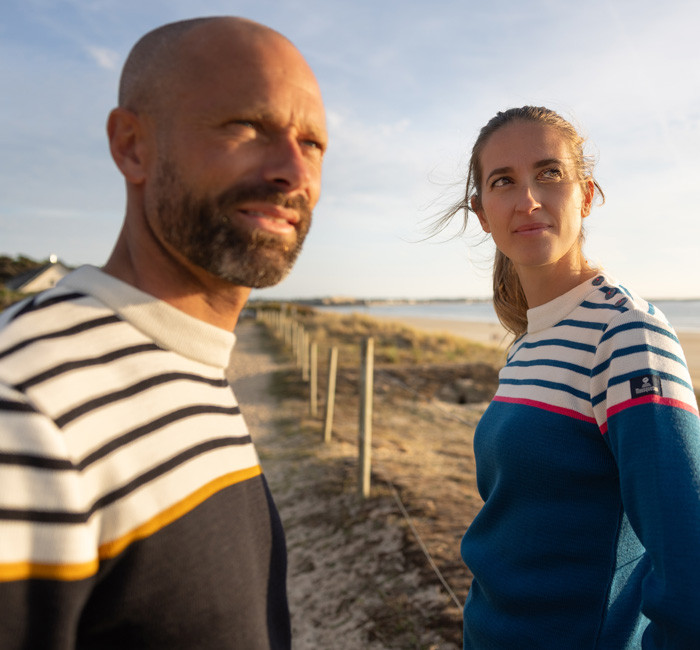 Femme et homme portant des pulls marins rayés