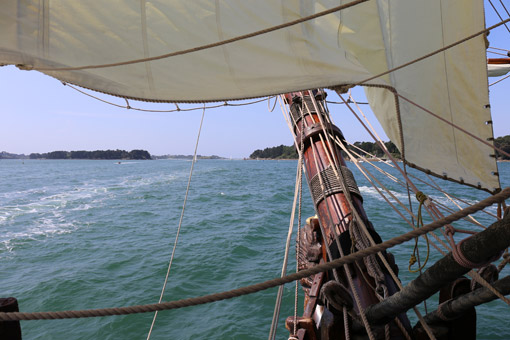 Voilier sur l'eau dans le golfe du Morbihan en Bretagne