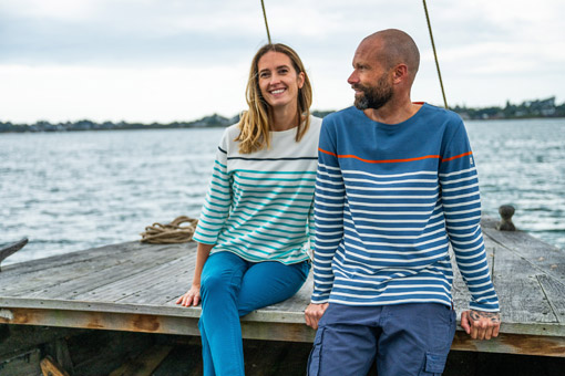 Femme et homme portant des marinières Mousqueton