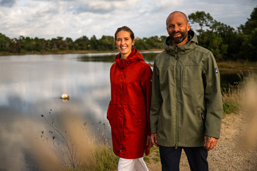 Femme et homme portant des parkas imperméables mi-saison Mousqueton