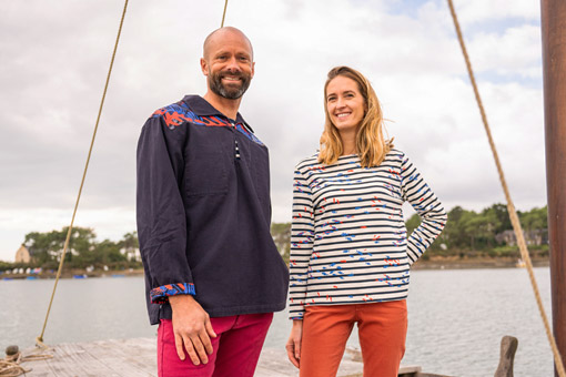 Homme et femme portant une vareuse et une marinière Mousqueton aux motifs de fonds marins conçus en collaboration avec l'artiste bretonne Morgane Chouin.