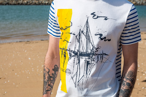 t-shirt rayé mousqueton