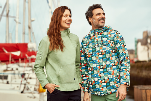 veste verte et vareuse à motifs