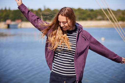 Pull marin femme avec une veste violette en toile
