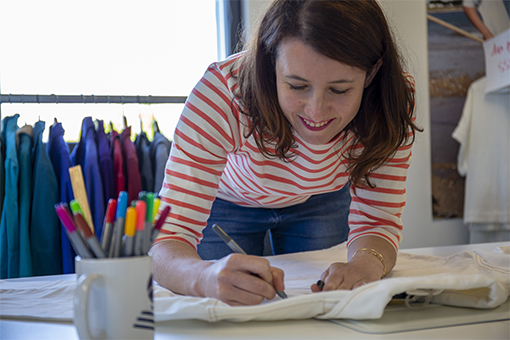 Justine Prevost dans le bureau de style à Plescop