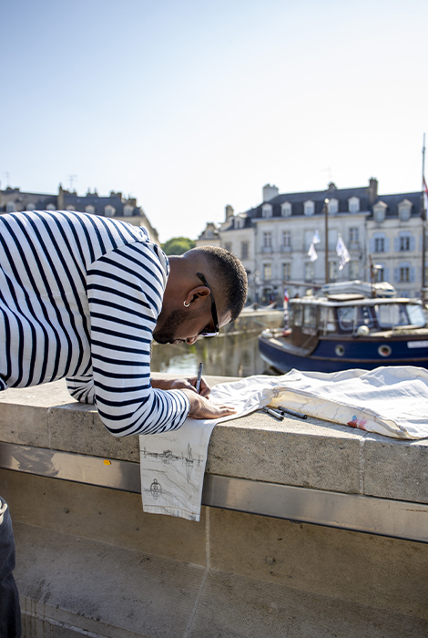 Romuald Nio personnalise sa vareuse sur le port de Vannes