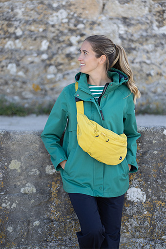 photo d'une femme avec une banane mousqueton jaune