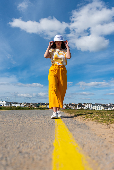 Pantalon 7/8ème en tencel et t-shirt marinière jaune