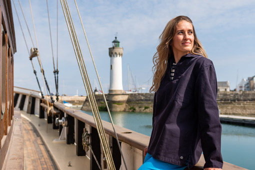 femme portant une vareuse bleue mousqueton